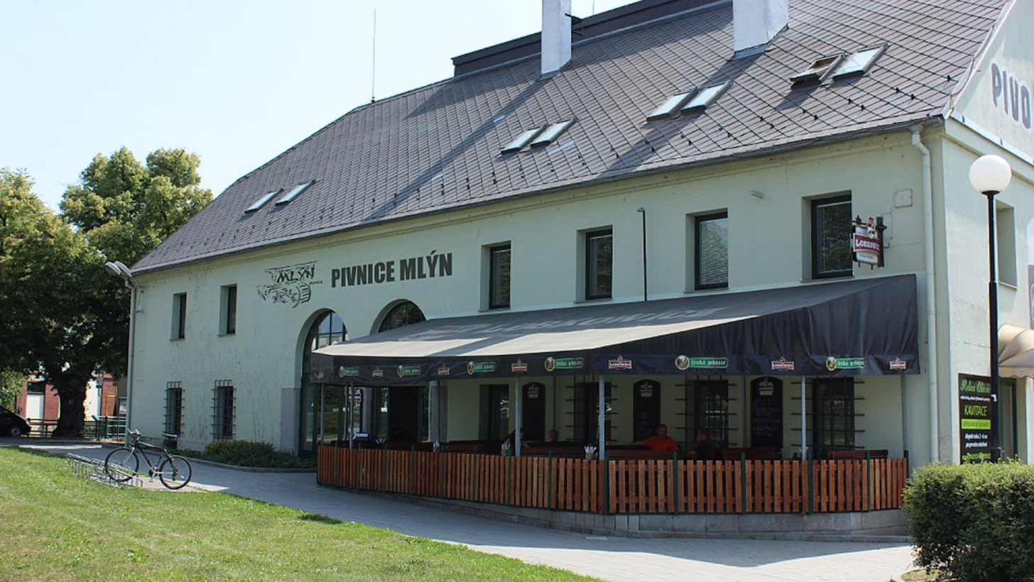 Pivnice Mlýn — historická budova s předzahrádkou